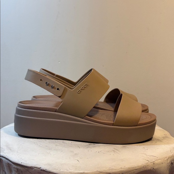 Latte/Mushroom Taupe Brown Crocs Women's Brooklyn Low Wedge Platform Sandals, 11 - Picture 6 of 11